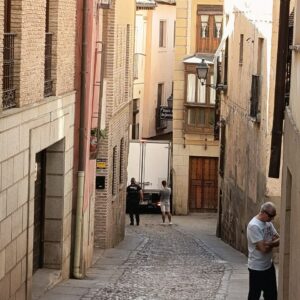 Un camión se queda atascado en la Bajada del Barco y provoca un atasco en varias calles del Casco