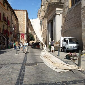 Las fuertes rachas de viento descuelgan algunos toldos del Corpus en Toledo