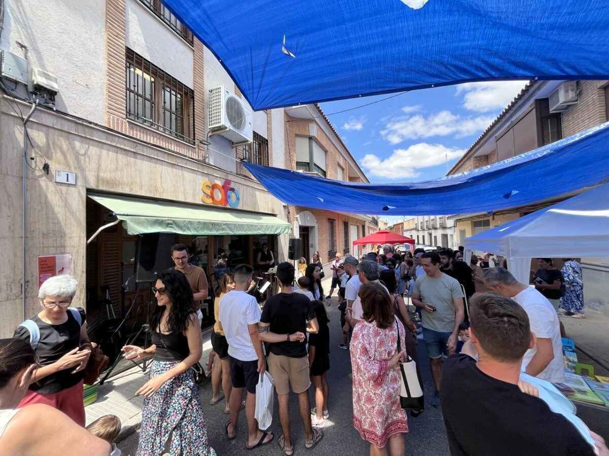 Casi un centenar de personas se reúne en "una feria del libro pequeña" en el municipio toledano de Mora