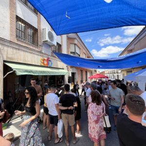 Casi un centenar de personas se reúne en "una feria del libro pequeña" en el municipio toledano de Mora