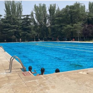 Dos socorristas salvan la vida a una joven en la piscina del barrio talaverano de Patrocinio