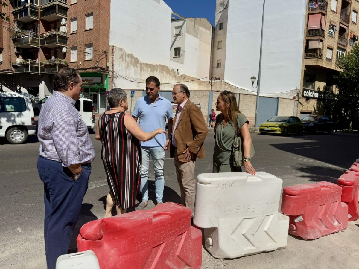 Vecinos y hosteleros del barrio talaverano Puerta de Cuartos piden mejoras en limpieza, calzadas y mobiliario
