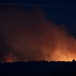 Confinamiento y desalojos en la urbanización de Calypo Fado por un incendio forestal en Méntrida