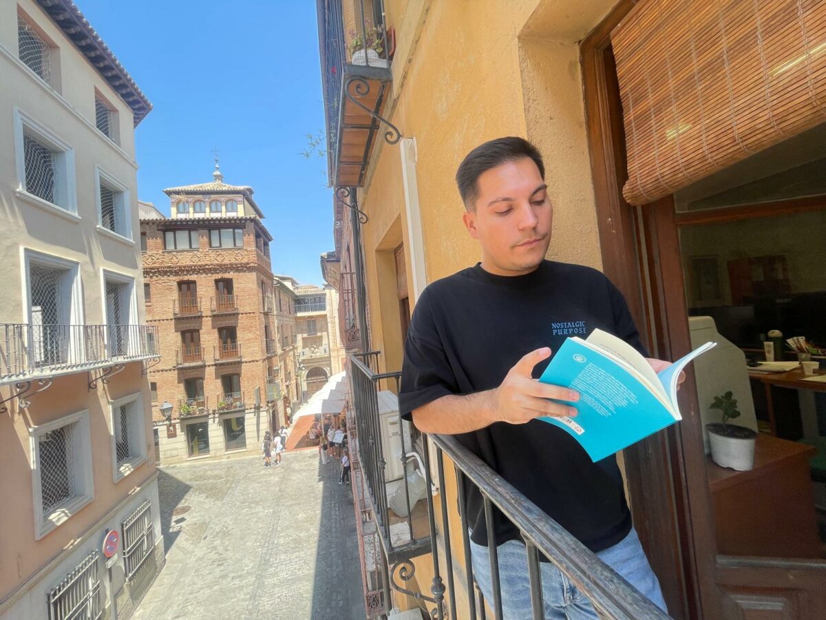 Rodrigo Abad, el joven escritor que lucha por la visibilidad literaria del pequeño mercado: "No tenemos facilidades"