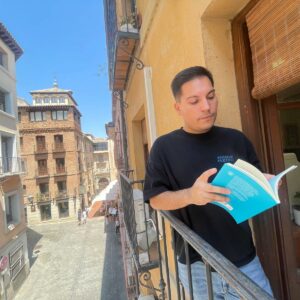 Rodrigo Abad, el joven escritor que lucha por la visibilidad literaria del pequeño mercado: "No tenemos facilidades"