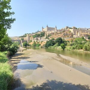 El brusco y puntual descenso del caudal del río Tajo en Toledo que lo deja al borde del límite ecológico de 2027