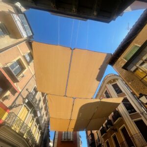 Los toldos llegan a las Cuatro Calles en el Casco y se retrasan en la calle Comercio por un error de medida