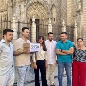 Guías de Toledo presentan 6.000 firmas contra la nueva ordenanza de turismo: "¿Qué daño hace un paraguas en Zocodover?"