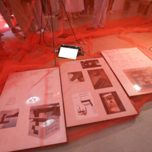 Música, luz y veladuras se combinan en la exposición 'La Matemática de la Emoción'