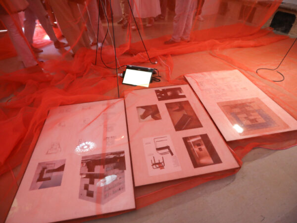 Música, luz y veladuras se combinan en la exposición 'La Matemática de la Emoción'