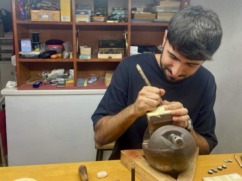 Jóvenes damasquinadores toledanos reivindican este oficio artesanal al borde de la extinción: "Lo dejan morir desde dentro"