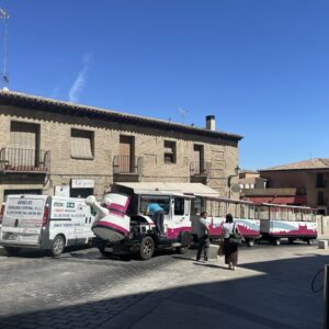 Una avería deja al tren turístico parado frente al Alcázar y obliga a modificar la cabecera de los autobuses urbanos