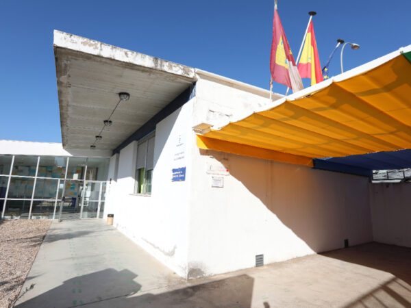 Toledo invertirá 15.000 euros en plantar árboles y colocar bancos en los patios de sus colegios