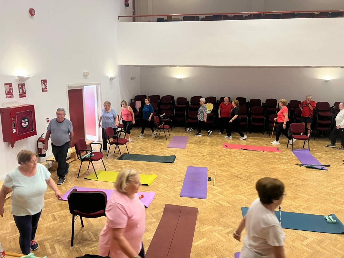 Los mayores de Santa Bárbara se ponen en forma y mejoran su salud en el centro cívico