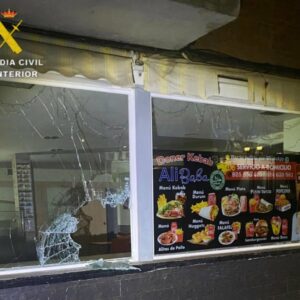 Dos detenidos por robar 800 euros en bares de Yuncos: rompieron las cristaleras con una tapa de alcantarilla