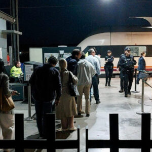 "Un problema operativo" vuelve a provocar retrasos en la estación de tren de Toledo con presencia policial: “No somos criminales”