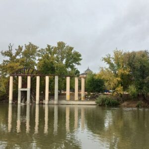 El canal de agua de la noria del parque de Safont ya es historia tres décadas después de construirse