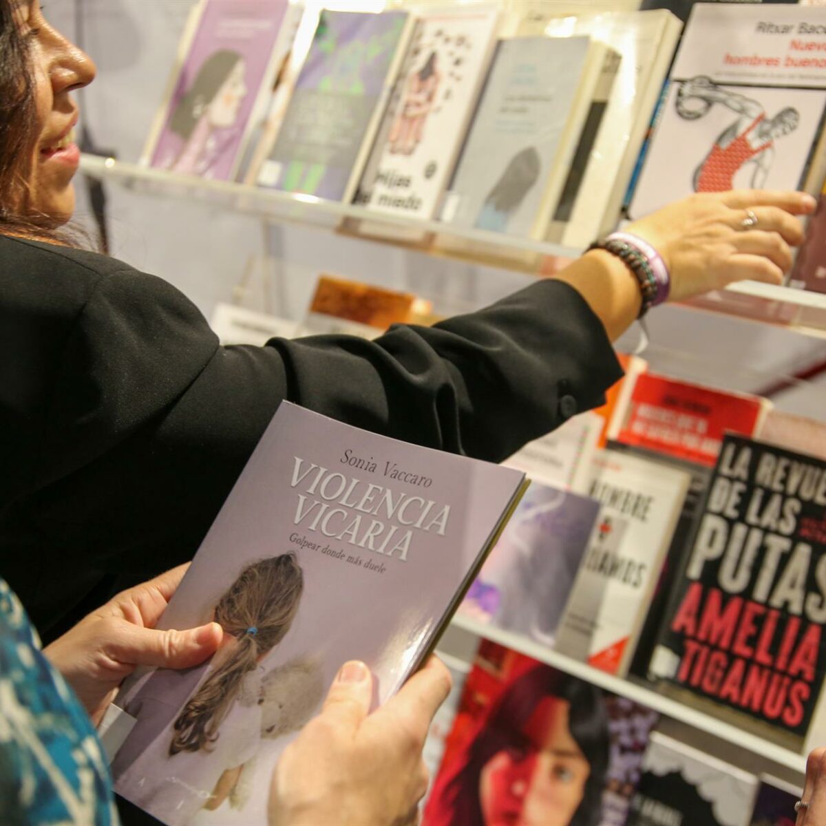 La sede de Delegación del Gobierno en Toledo estrena Biblioteca Violeta con 50 ejemplares