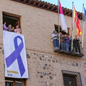 La Delegación del Gobierno de Castilla-La Mancha despliega el lazo morado por el 25N para recordar a las víctimas de la violencia machista