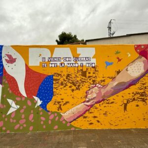 Villacañas inaugura un mural contra la aporofobia en una acción de sensibilización: "Si vienes con guerras te doy la mano y digo paz"