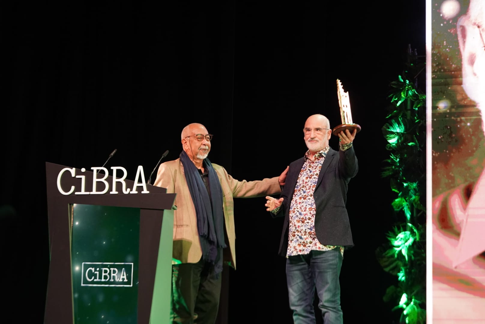 Leonardo Padura entrega el galardón a Fernando Aramburu en el Festival CiBRA 2025. Foto: Enrique Muñoz-La Buitre