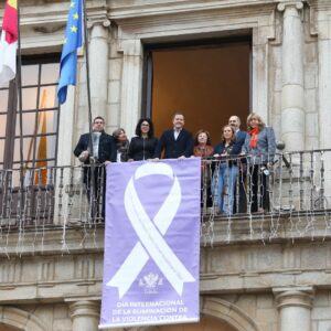 El lazo por el 25N se coloca en Toledo solo con concejales del PP y el PSOE recrimina que "sin avisar al Consejo de la Mujer"