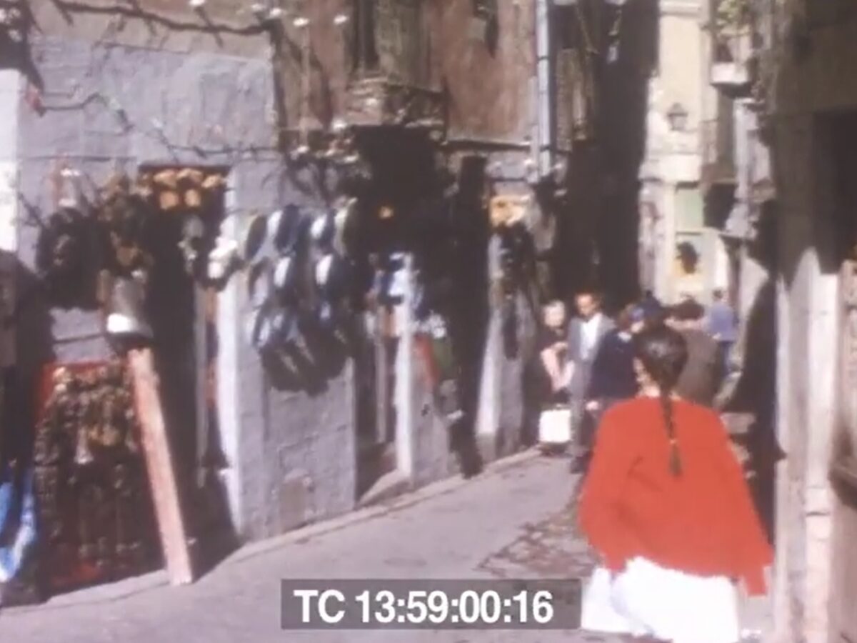 Un Seat 600 por Tornerías o el patio del Alcázar sin reconstruir, en una "rara filmación a todo color" de Toledo en los años 40 y 60